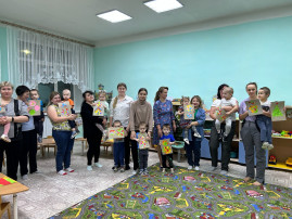 ТВОРЧЕСКАЯ МАСТЕРСКАЯ «НОВОГОДНЯЯ ИГРУШКА» с детьми и их родителями ТВОРЧЕСКАЯ МАСТЕРСКАЯ «НОВОГОДНЯЯ ИГРУШКА» с детьми и их родителями.